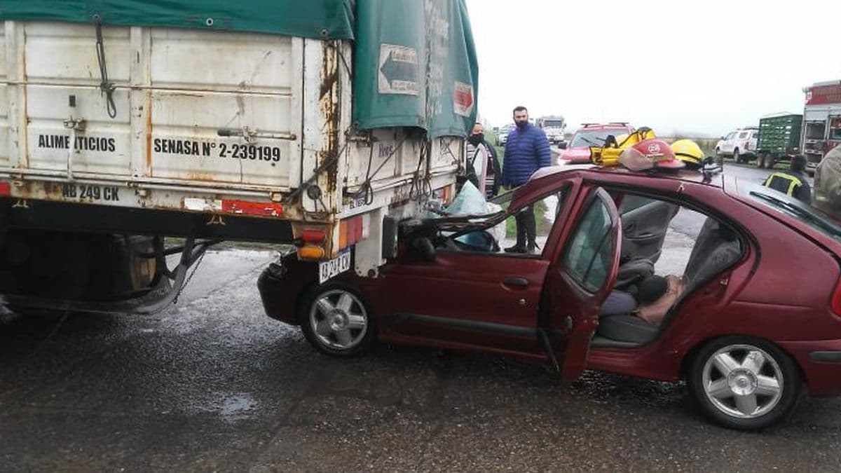 Un auto chocó a un camión por atrás: tres personas lesionadas