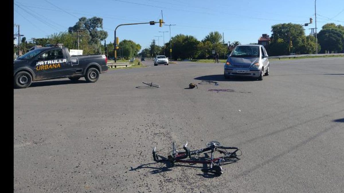 Un ciclista lucha por su vida luego de ser embestido por un auto