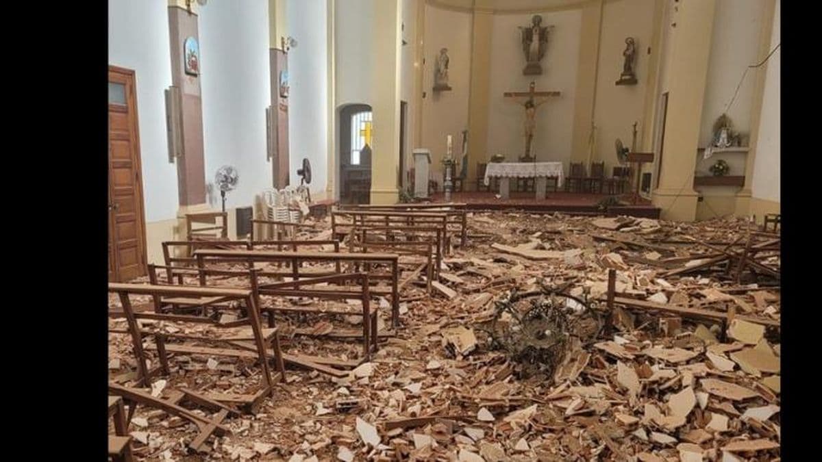 Impactante derrumbe del cielorraso de una parroquia en Vedia