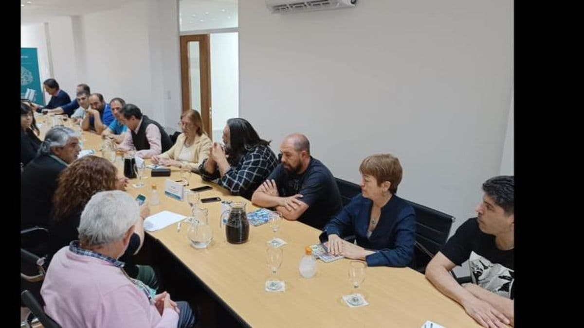 Gremios docentes aceptaron la oferta de Provincia, aunque la debatirán con sus bases