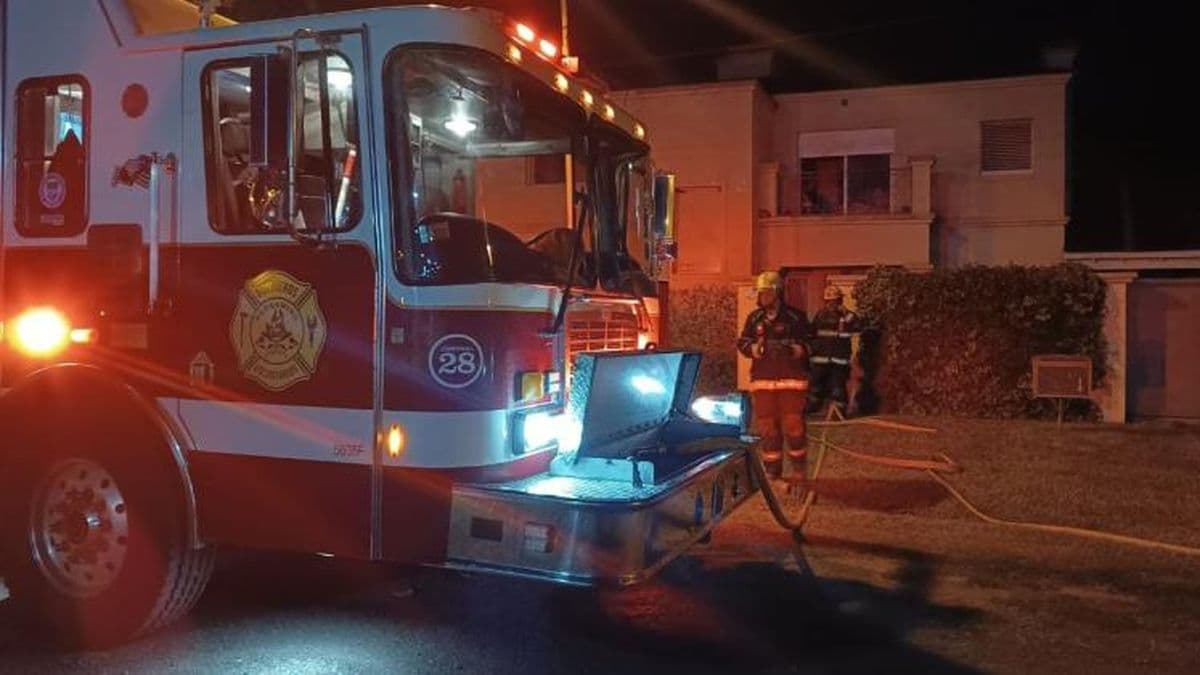 Rescataron del balcón a una familia en la planta alta de la vivienda incendiada