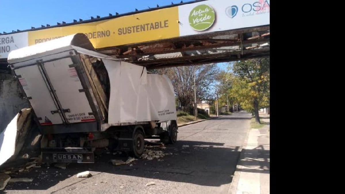 Un camión colisionó con el puente de calle Pedro Torres