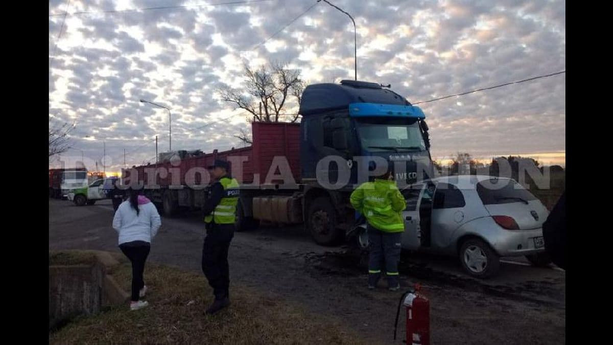 Una mujer de 41 años murió al chocar contra un camión