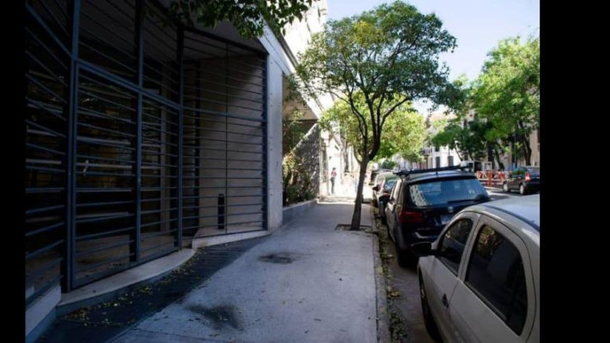 Encapuchados atacaron con bombas molotov el edificio del diario Clarín