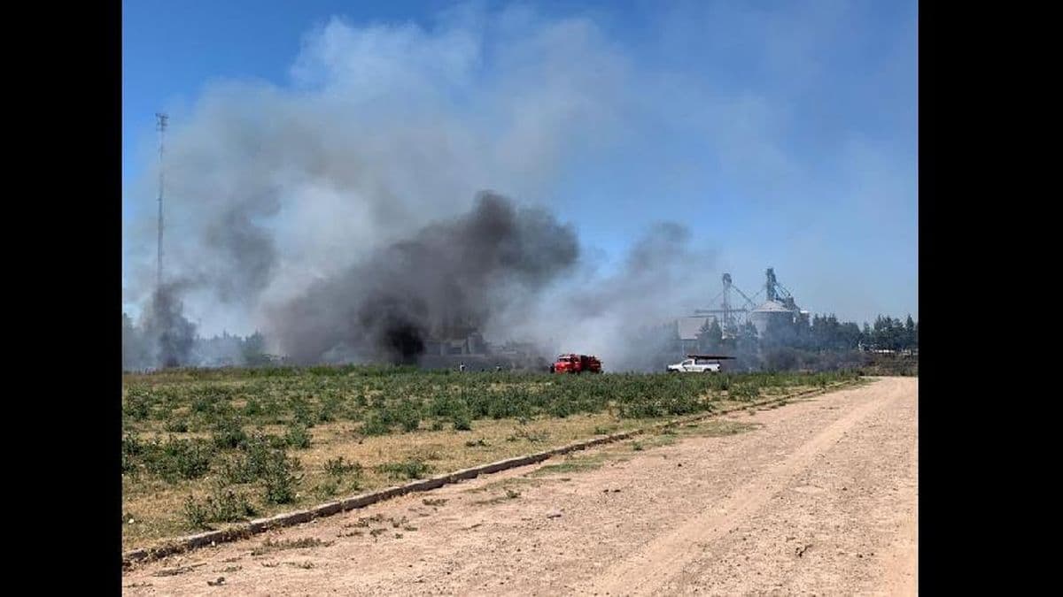 Intenso incendio en cercanías del estadio de Douglas Haig