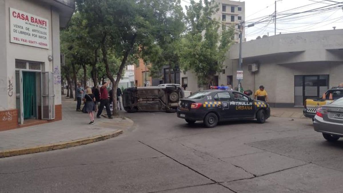 Vuelco y un herido en la zona céntrica de la ciudad