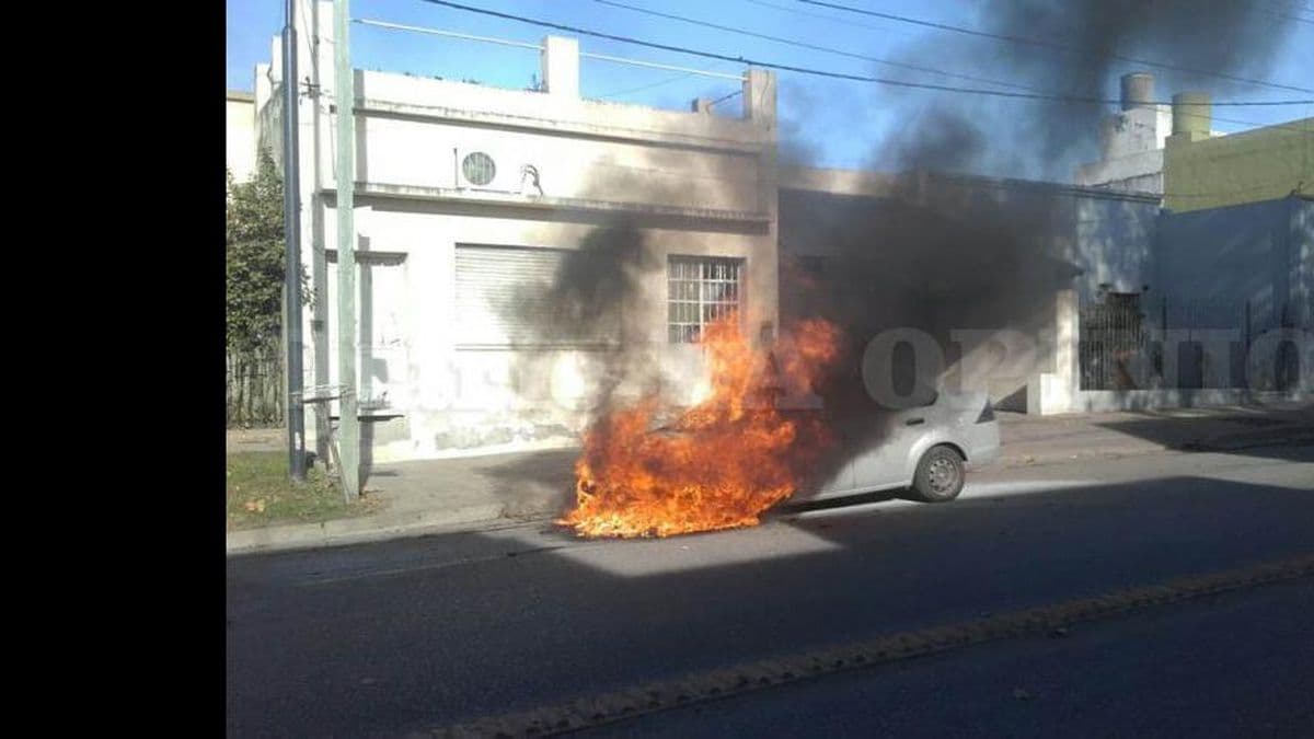 Espectacular incendio de un remis en Avenida Ugarte, a pocos metros de la Celp