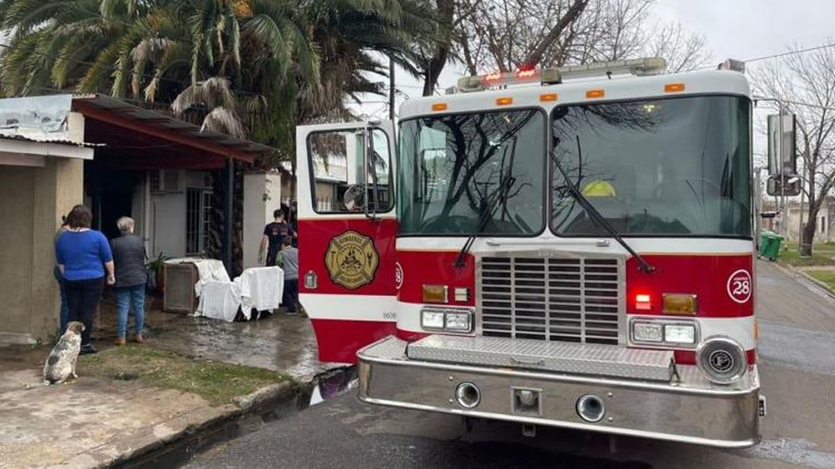 Importantes pérdidas al incendiarse una vivienda en el barrio Acevedo