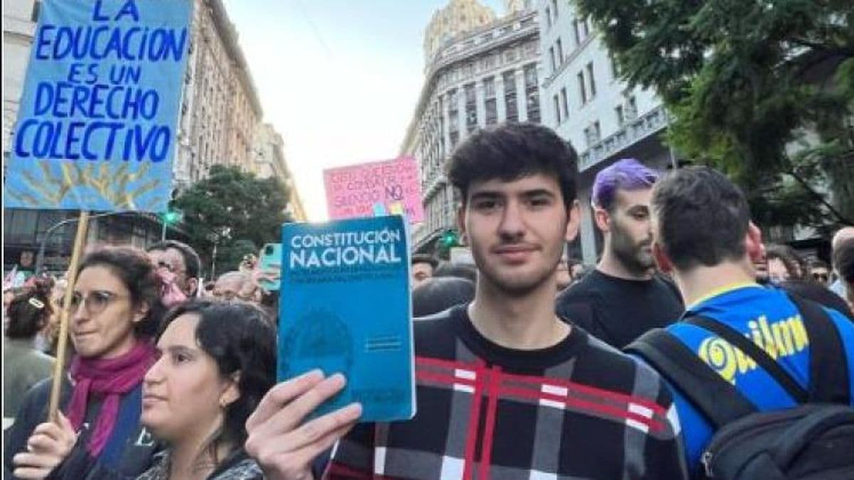 Gino, el pergaminense que milita en defensa de la educación pública
