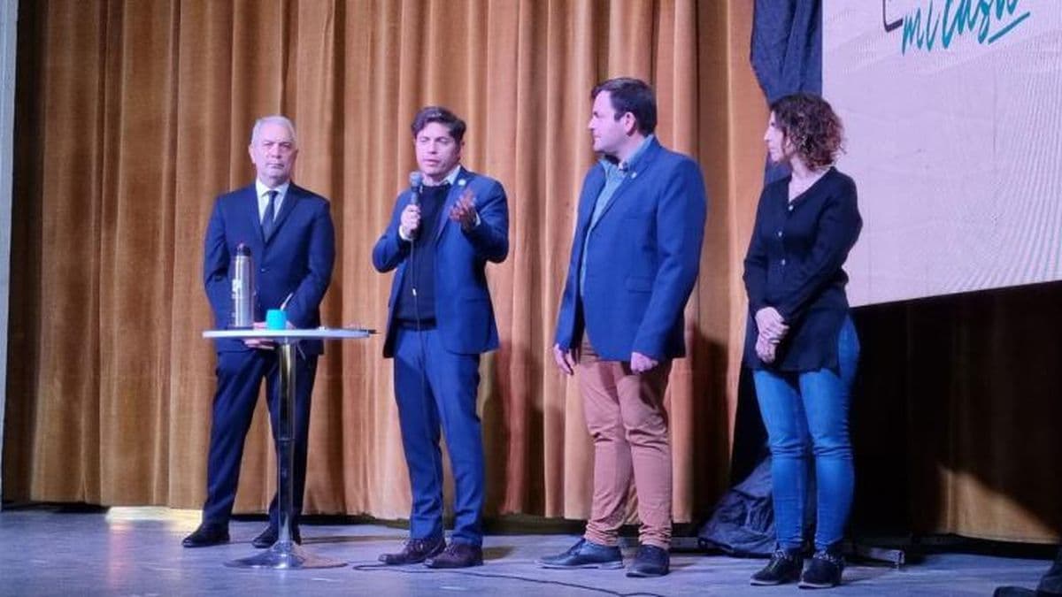 Axel Kicillof estuvo en Rojas: entregó escrituras y anunció un plan de 50 viviendas
