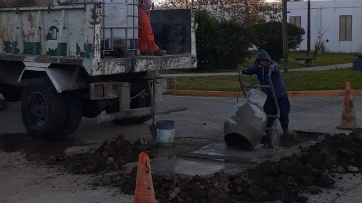 Realizan obras de bacheo y estabilización de calles en distintos barrios de la ciudad