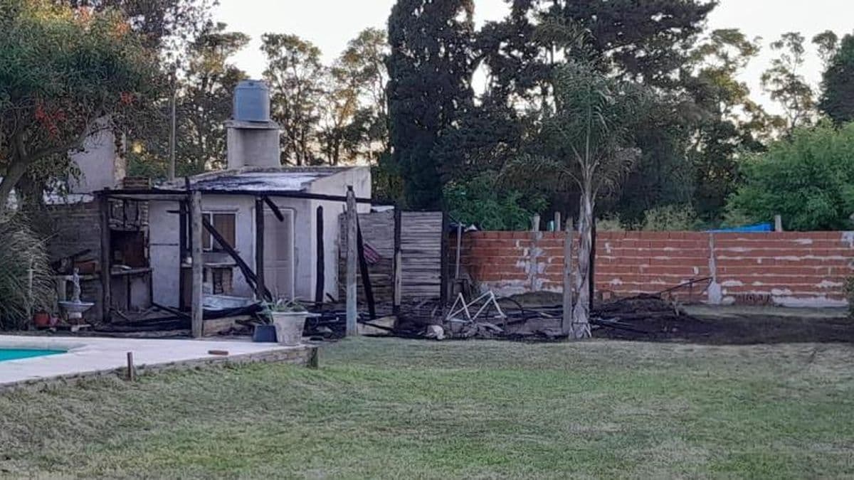 El incendio de un cañaveral se expandió al quincho de una casa en Urquiza