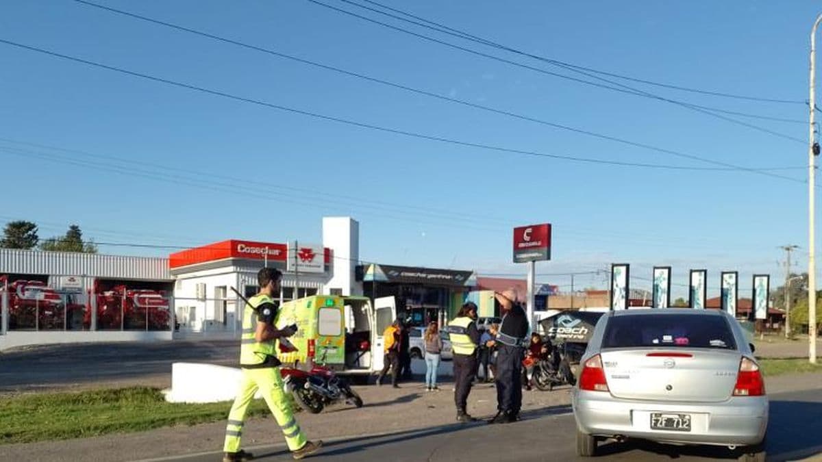 Colisionaron un auto y una moto: dos personas heridas