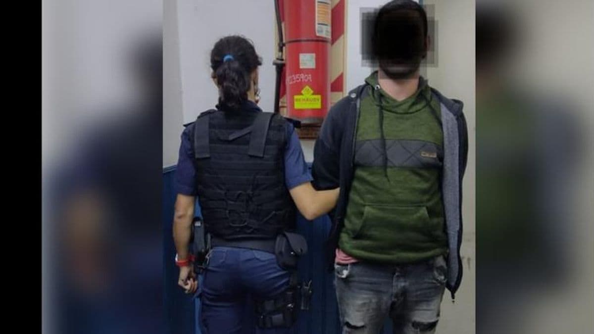 Intentó golpear a su expareja, una amiga y a dos policías