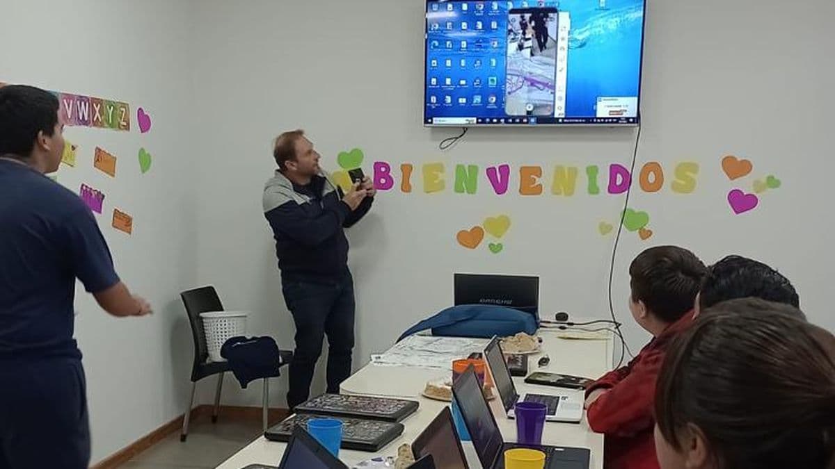 Jóvenes de Barrio Newbery participan del Taller de Habilidades Tecnológicas