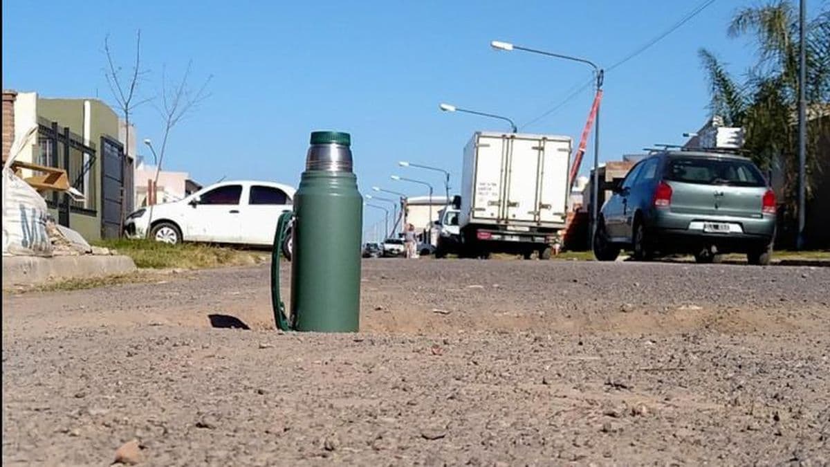Calles rotas e intransitables genera el reclamo de vecinos de los barrios 148 viviendas, Procrear y Solares I