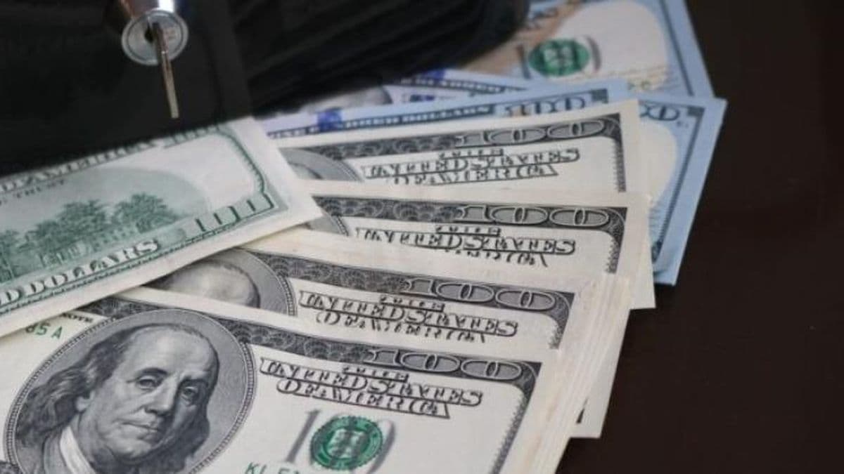 El dólar "blue" volvió a subir y rompió por primera vez la barrera de los 500 pesos