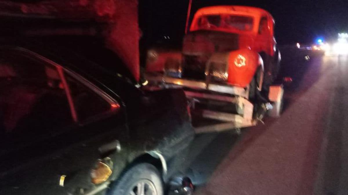 Brigadas de rescate y de asistencia vial se desplegaron por el despiste de un auto con un trailer
