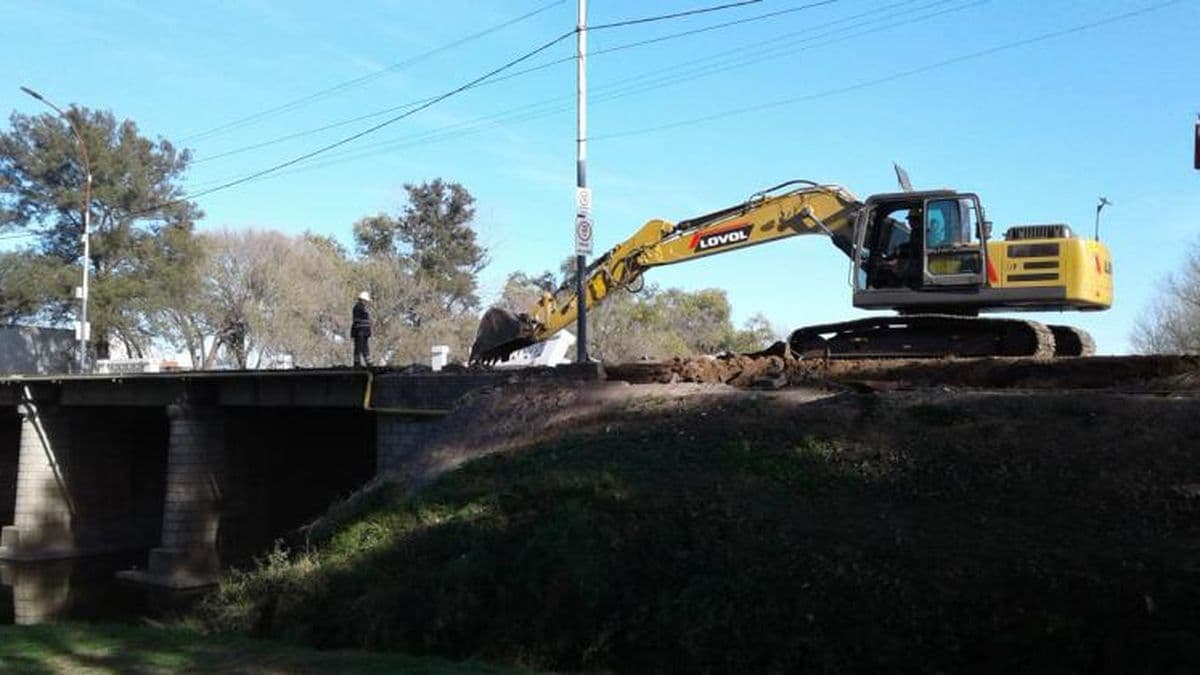 A la par de la demolición del viejo puente, comenzaron las obras complementarias