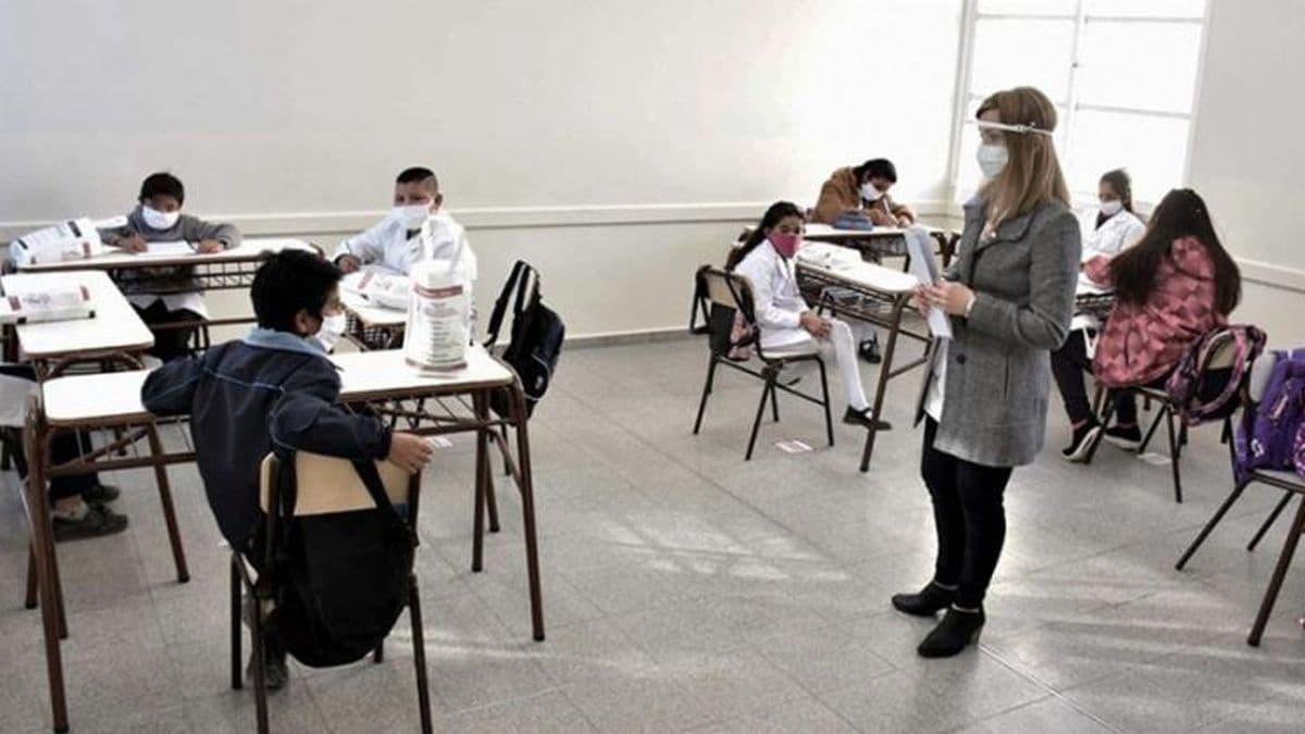 Alertan sobre una suba de casos de Covid-19 en escuelas y piden por la vuelta del barbijo