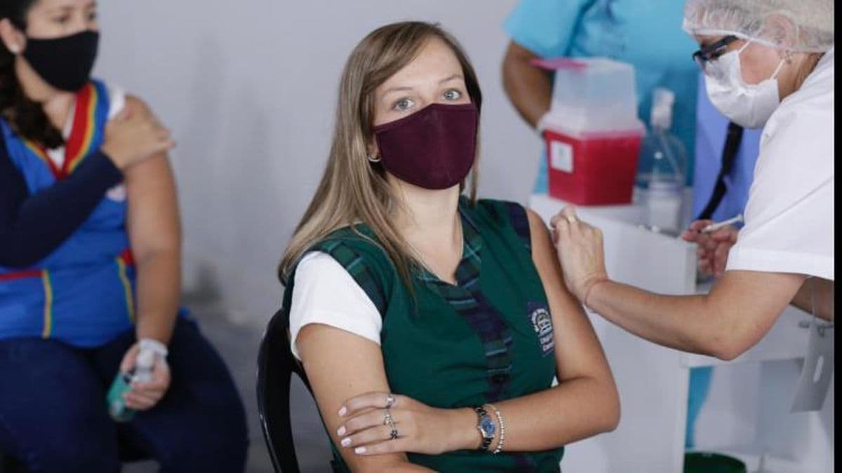 La vacuna de refuerzo es libre para docentes y mayores de 50 años