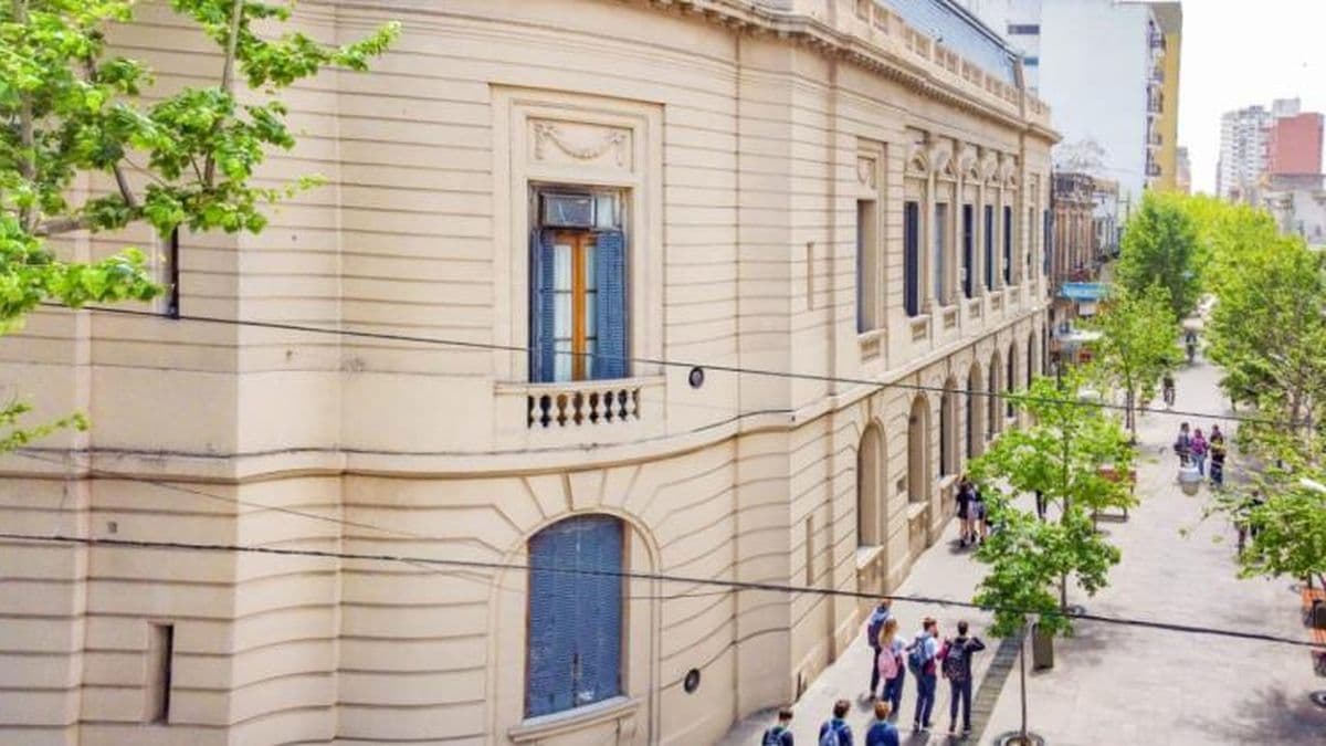 El Ejecutivo decidió adelantar un 10% para el mes de mayo, del aumento salarial previsto para junio