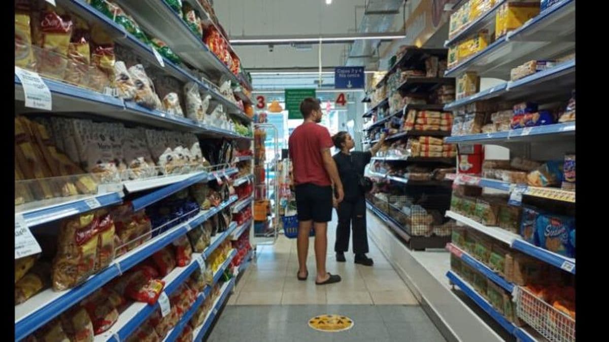 Canasta básica subió 6,3% en abril: una familia tipo necesita 203.361 pesos para no ser pobre