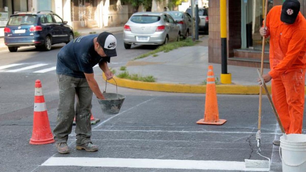 Desarrollan tareas de señalización vial en el centro de la ciudad