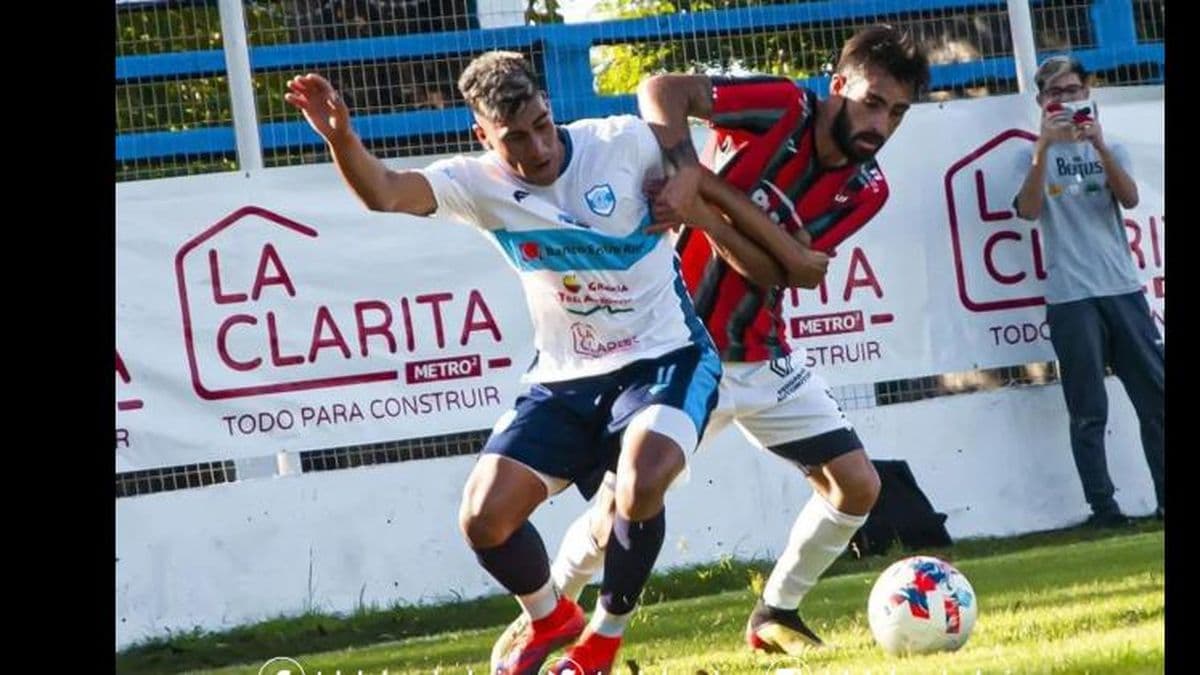 Douglas jugó su mejor partido en el torneo y goleó como visitante