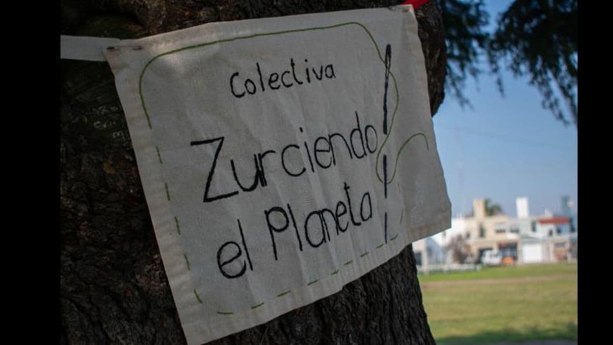 Como parte de una colectiva internacional, mujeres de la ciudad bordan por la Tierra