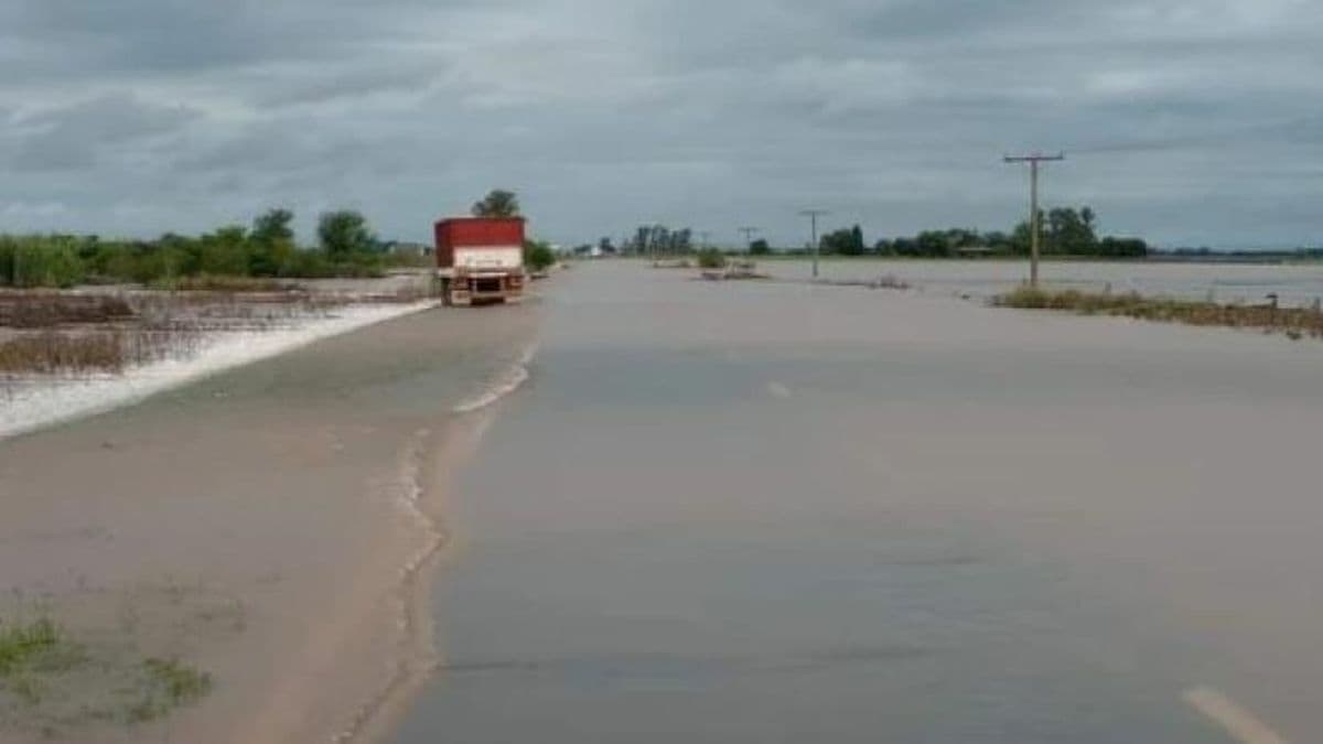 Debido a las intensas lluvias, hay cortes de tránsito y desvíos en la ruta a Rosario
