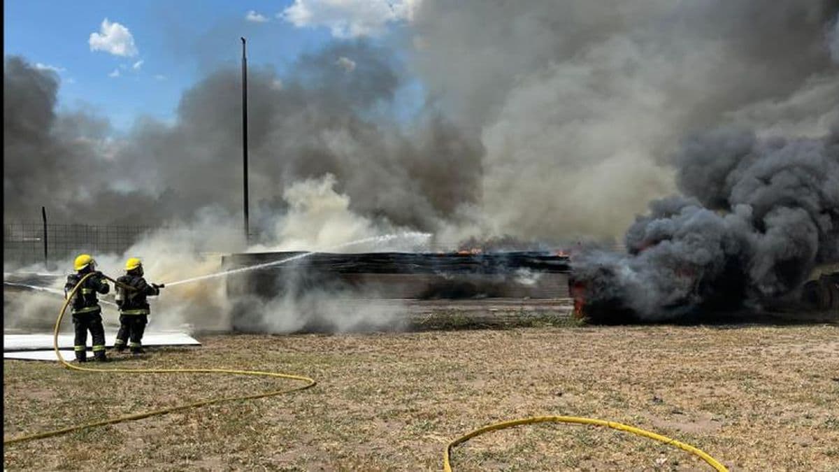 Bomberos trabajaron sobre un incendio en la empresa Metalsol