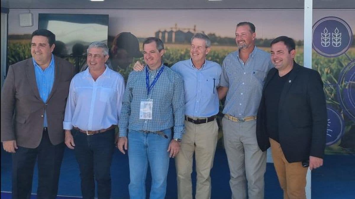 El Intendente firmó un Plan de Conectividad Rural con Telecom en Expoagro
