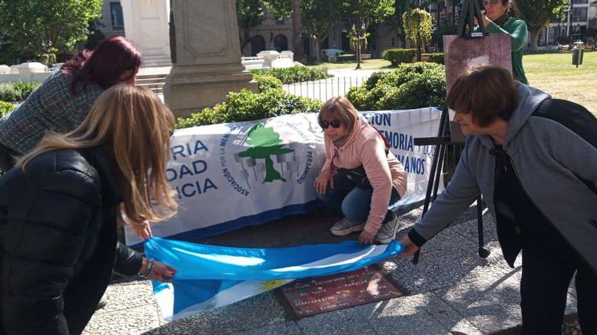 En memoria de Leonor Pierro colocaron una baldosa en Plaza Merced