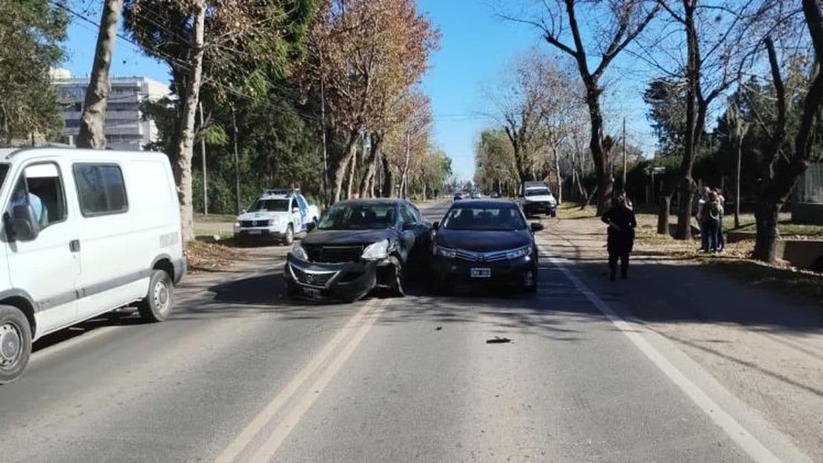 Hospitalizaron a la conductora de un auto que chocó en la ruta 8