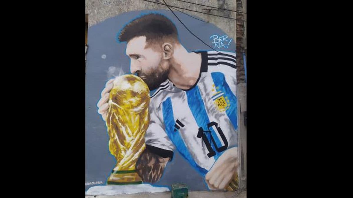 Messi con la Copa del Mundo estampado en una pared