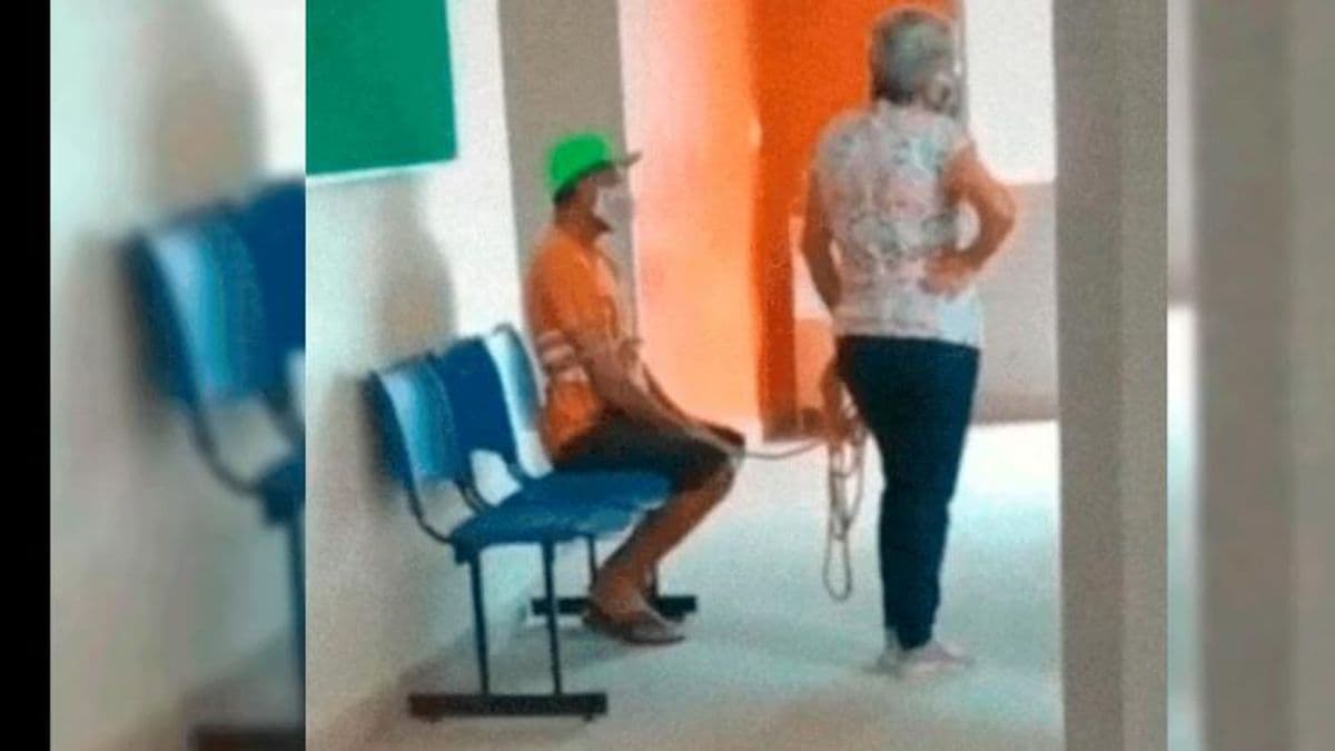 Una mujer ató a su marido y lo llevó a la rastra para que le den la vacuna contra el coronavirus