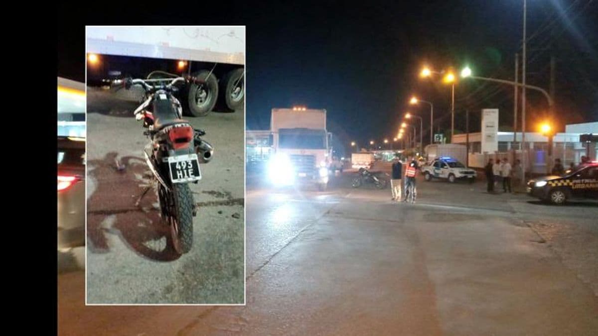 Jóvenes motociclistas heridos al colisionar contra un camión