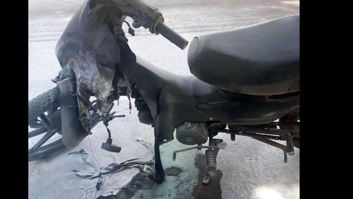 Quemó su motocicleta antes que se la secuestre la Policía