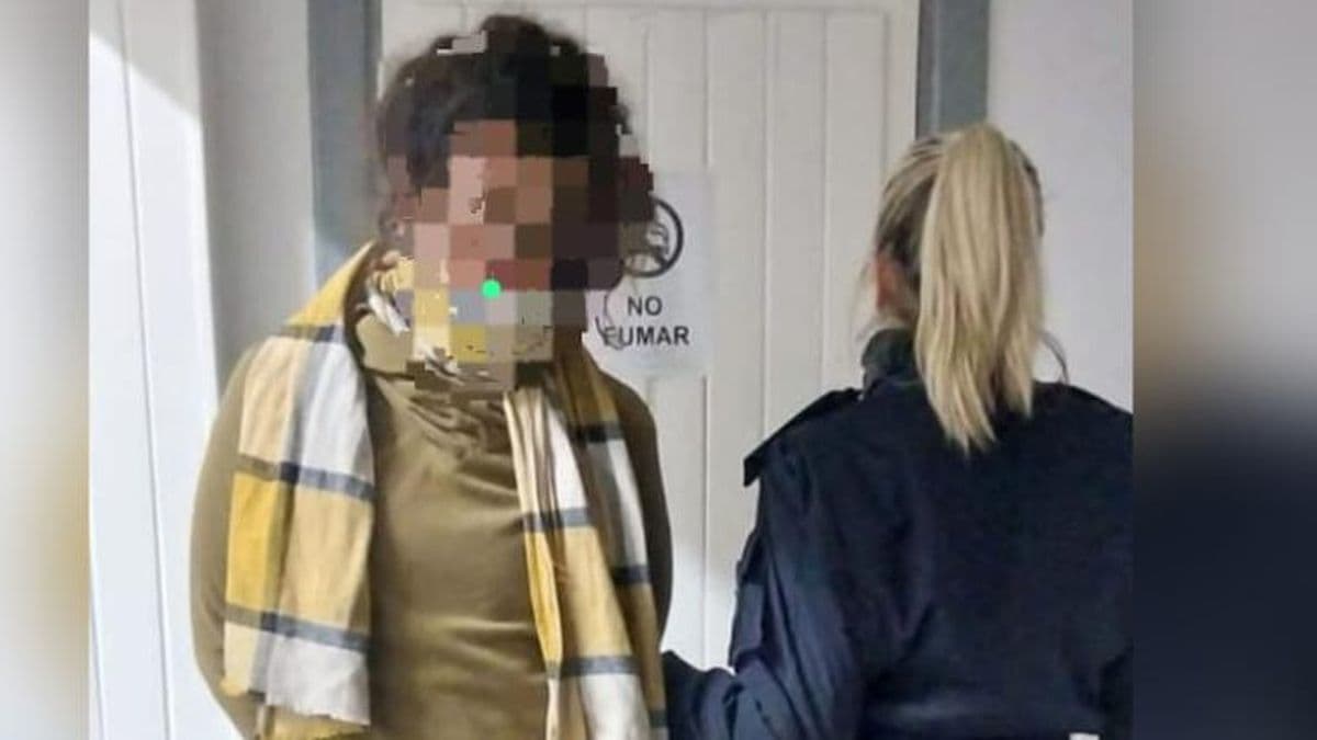 Una mujer fue a la casa de su ex y le rompió todos los vidrios