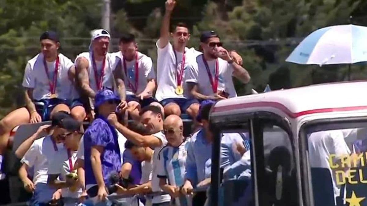 Comenzó la caravana de la selección argentina junto a una multitud