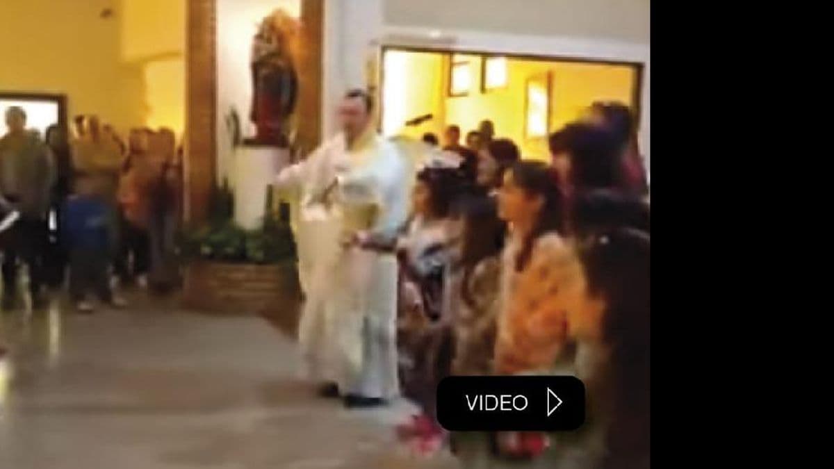 Un cura cordobés cantó y bailó "Despacito" en plena misa