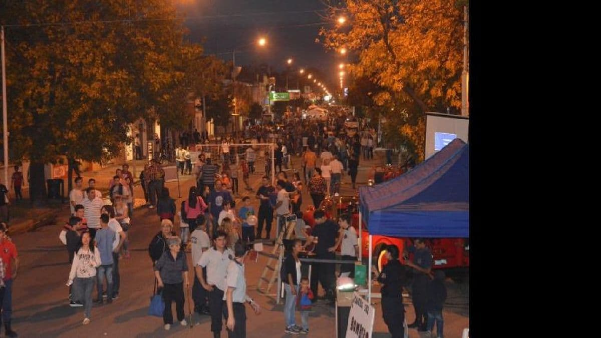 Con ánimos festivos, esta noche se realizará Arte Noche en Juan B. Justo