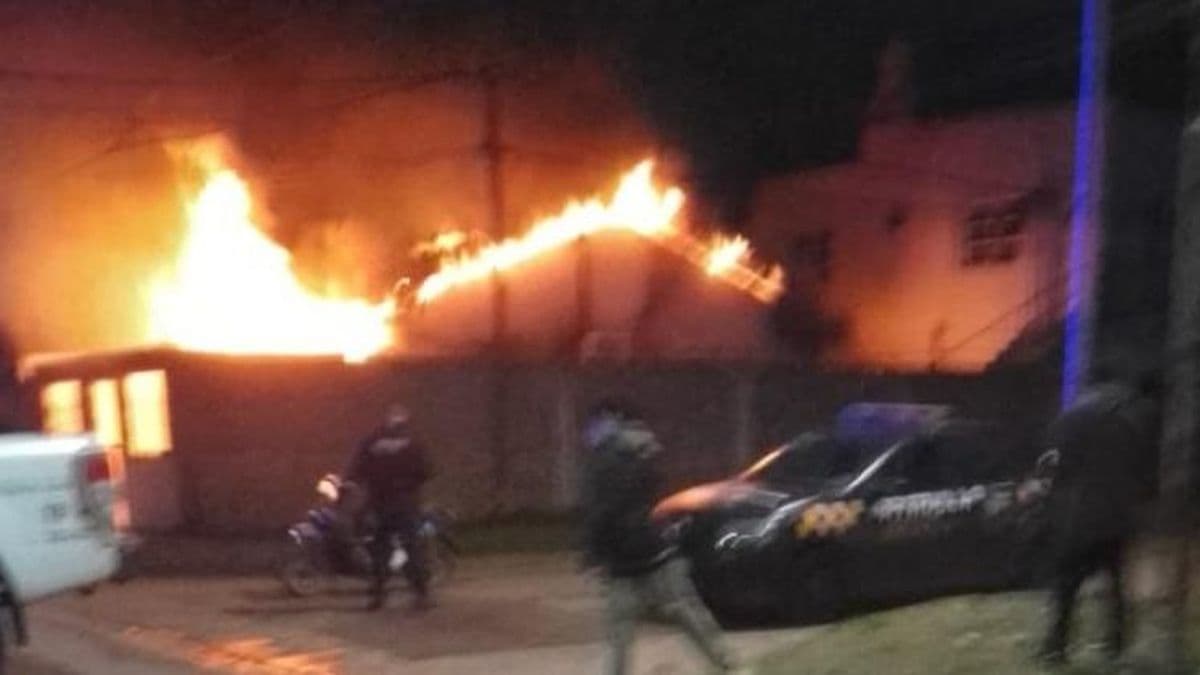 Una casa sufrió graves destrucciones por la voracidad del fuego en un incendio