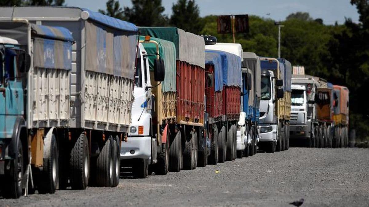 Paro y piquetes de transportistas por la falta de gasoil