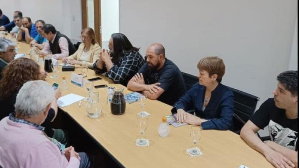 Paritarias: Provincia convocó a docentes y estatales para este martes