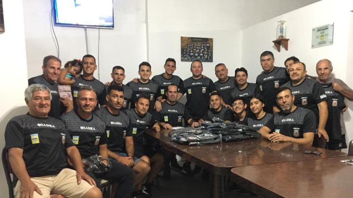 El Sadra entregó la nueva indumentaria