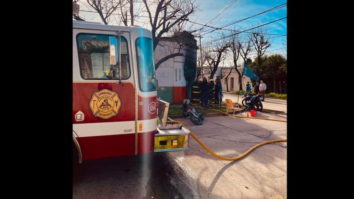 Se incendió un taller de motos: una persona herida