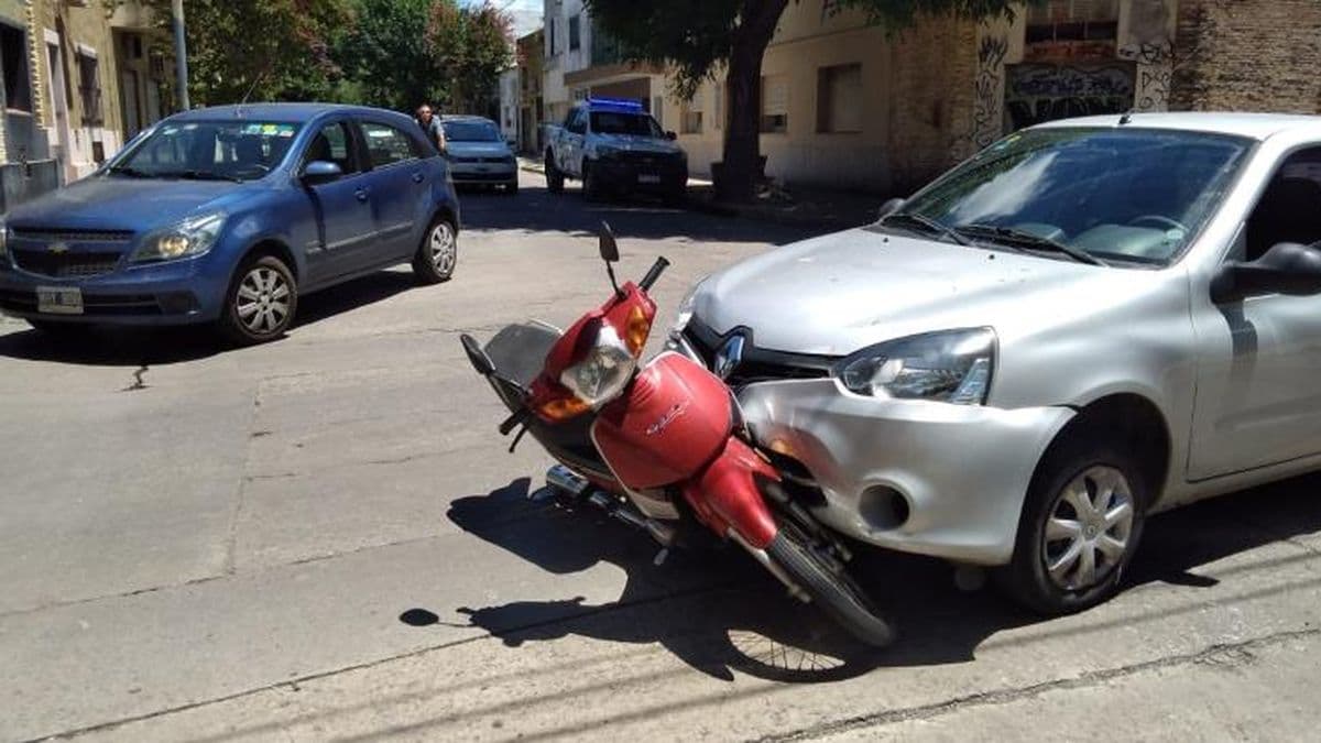 Hospitalizaron a la conductora de una moto que chocó contra un auto