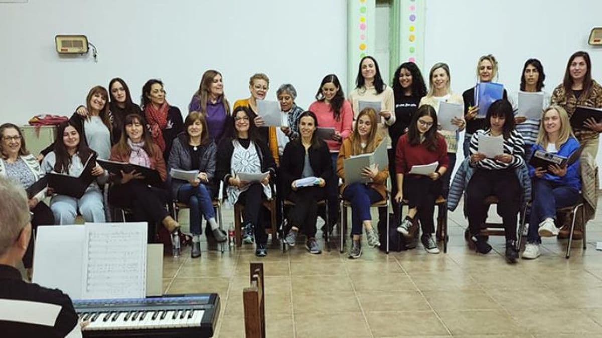 El Coro Femenino y una orquesta ensayan la Cantata Yupanquiana